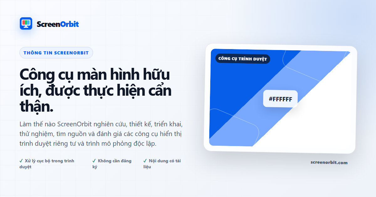 Người đang xem xét cài đặt quyền riêng tư của trình duyệt và quy trình hỗ trợ trên máy tính xách tay tại bàn làm việc yên tĩnh